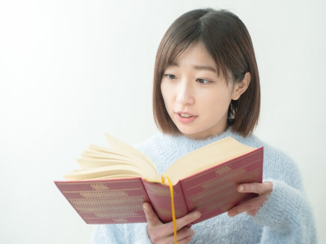 読書をする女性のイメージ