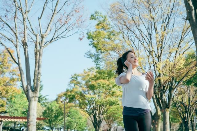 音楽を聴きながら運動する女性