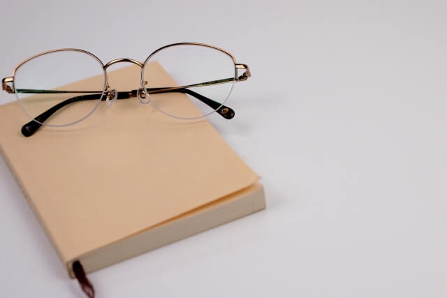 眼鏡と文庫本で読書をする