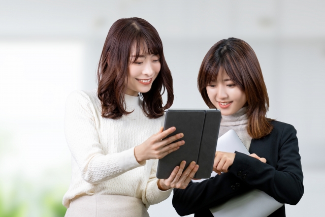 タブレットを使う2人のビジネスパーソン