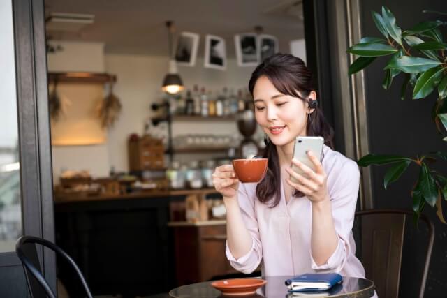 カフェでコーヒーを飲む女性