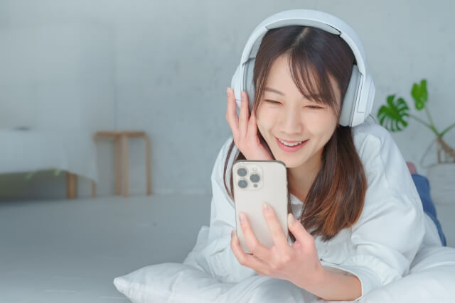 笑顔でスマホを見る女性