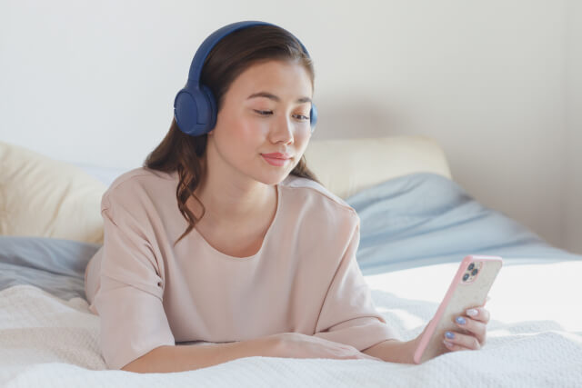 スマホで音楽を聴く女性