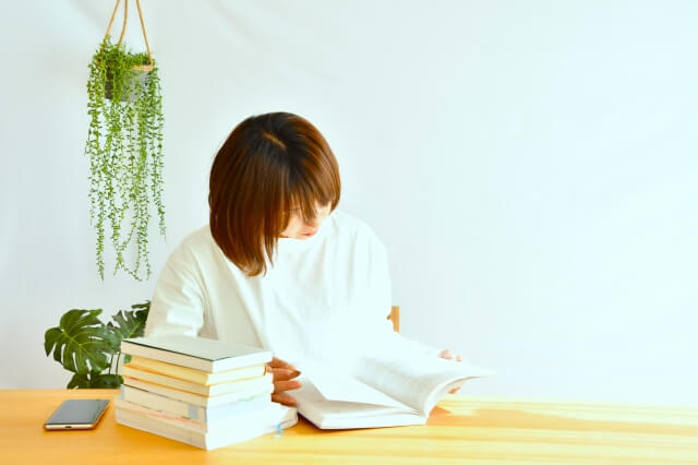 読書をする女性