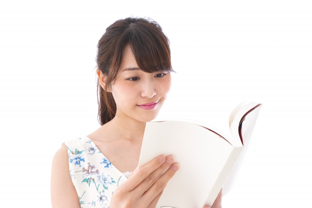 本を読む女性