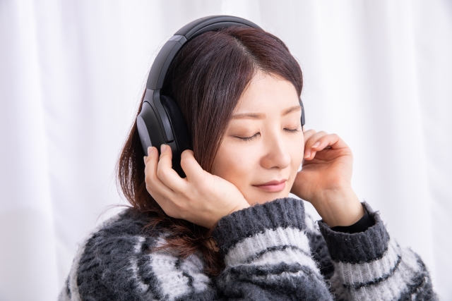 心地よく音楽を聴く女性