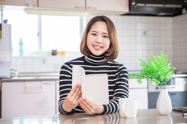 休日本を読む女性