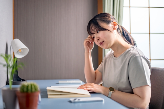 読書中に困る女性