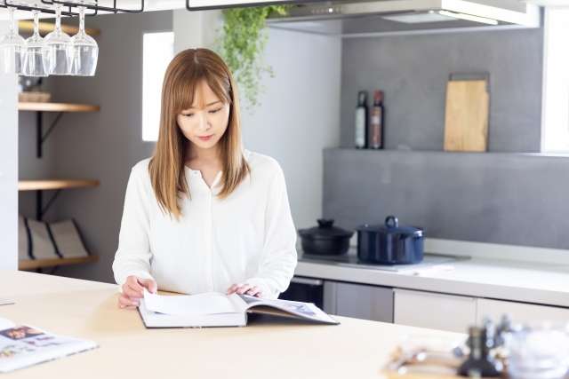 読書する女性