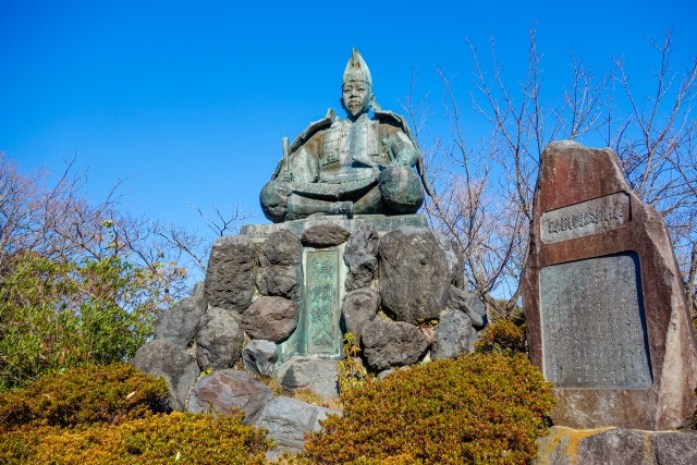 晩秋の源氏山公園　源頼朝公像