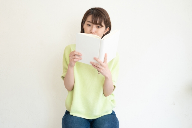 本を立ち読みする女性