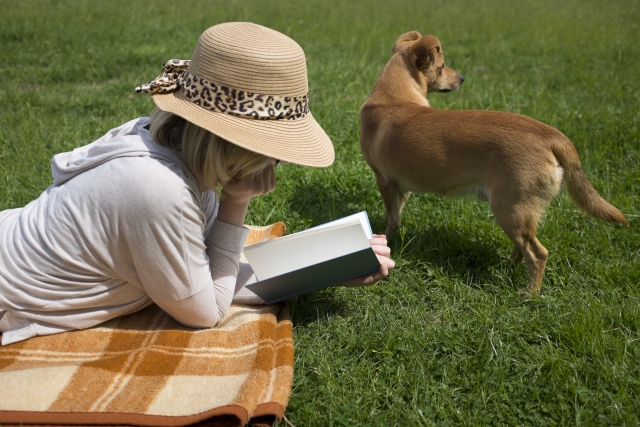 読書する女性