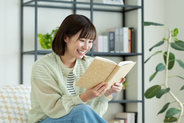 読書する若い女性