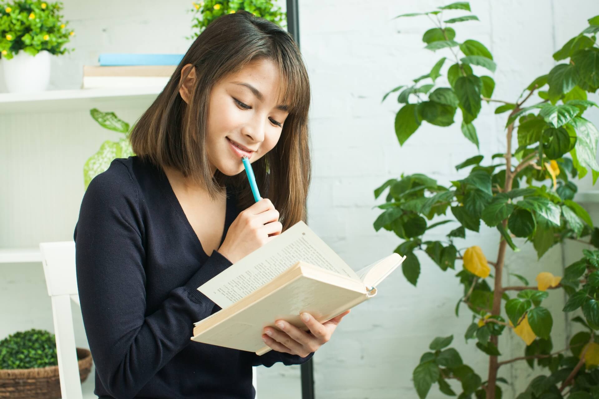 読書中の女性