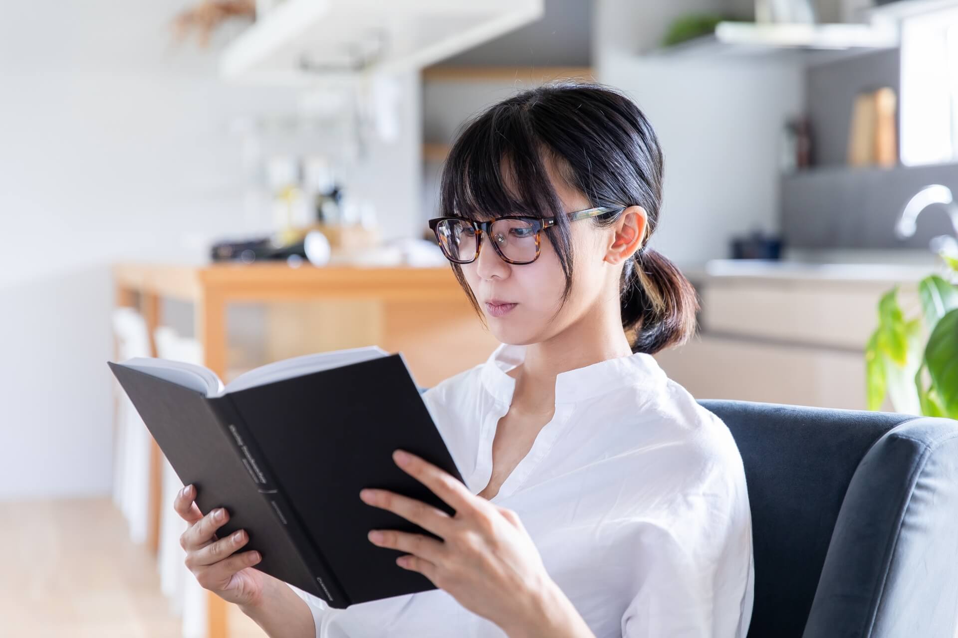 ソファで読書する女性　reading