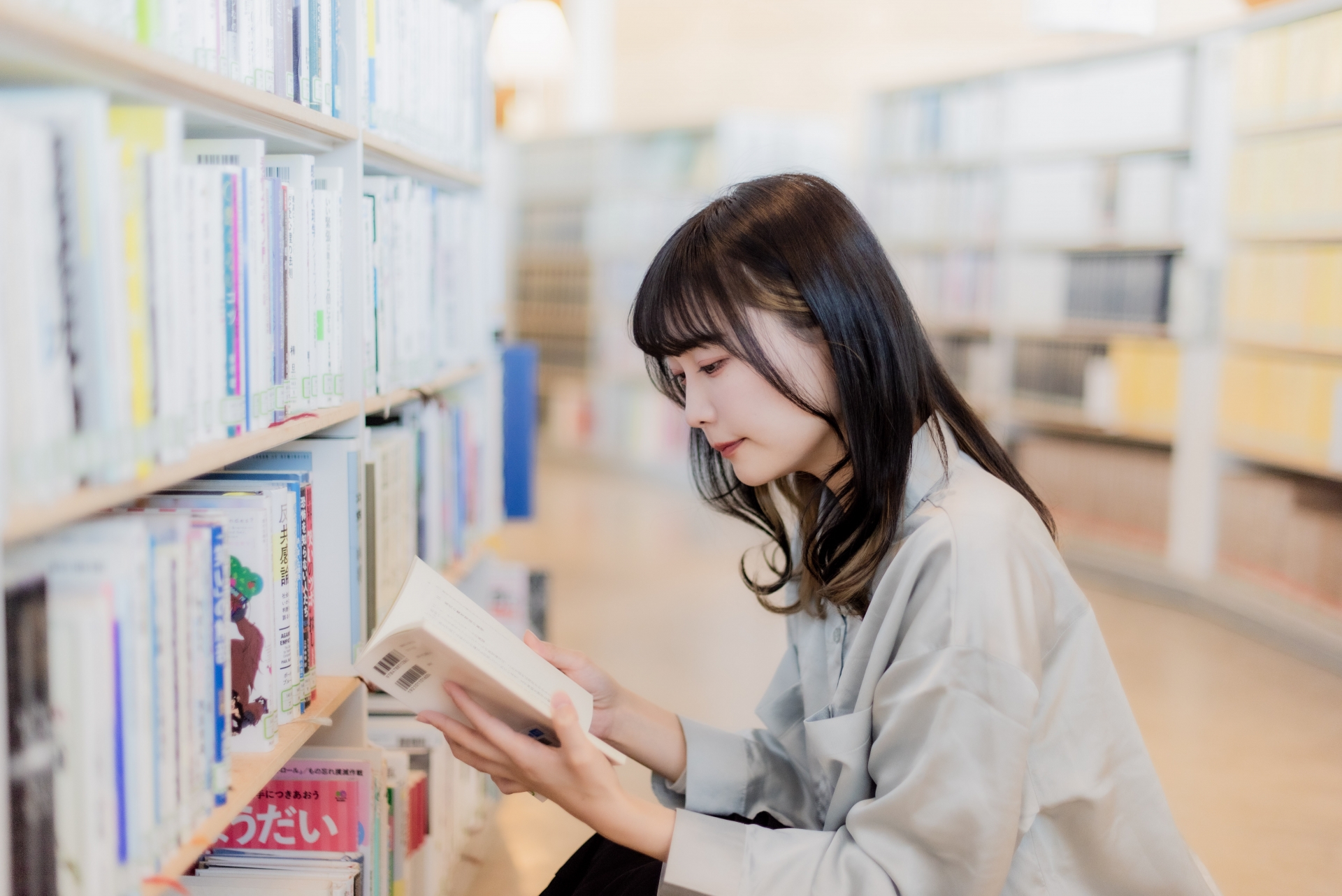 図書館で本読む女性