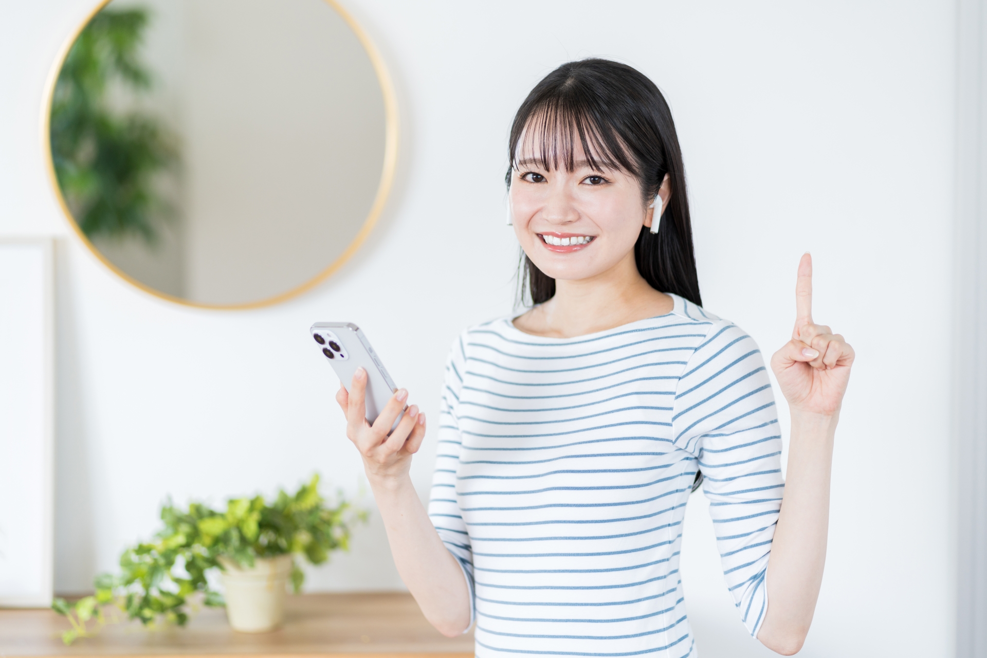 スマートフォンを操作する若い女性