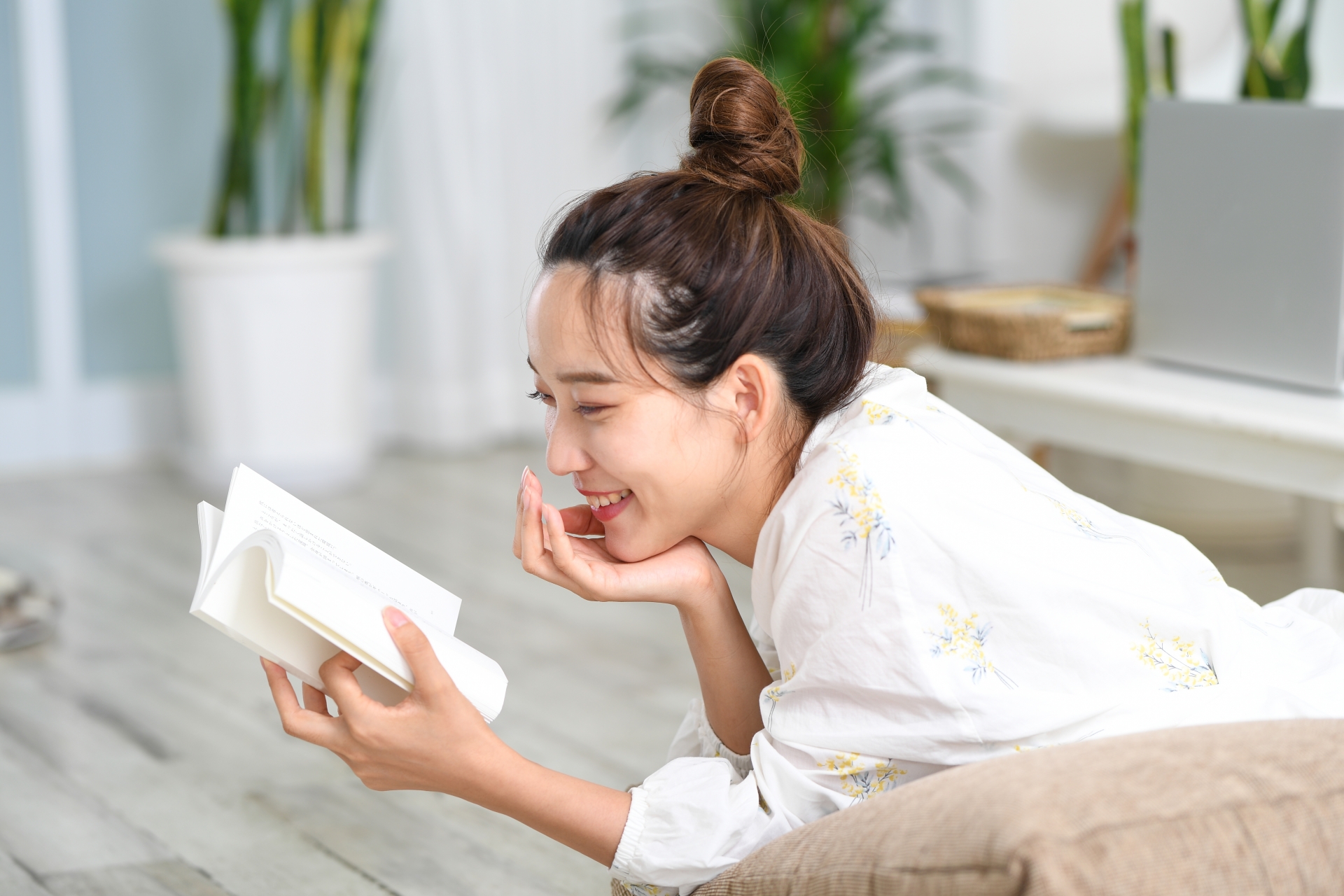 楽しそうに読書する女性