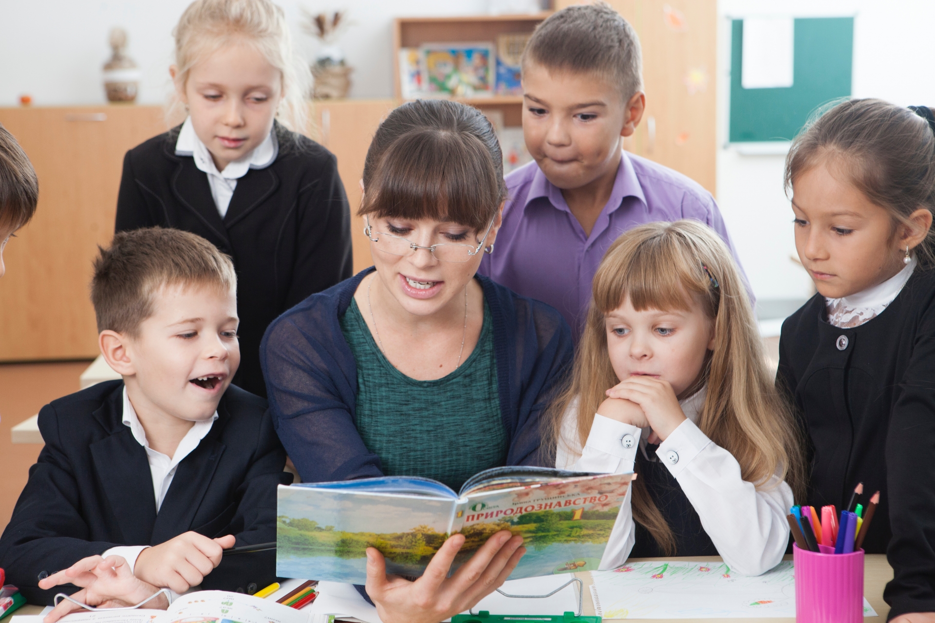 先生の周りに集まる小学