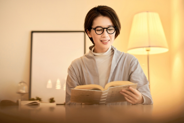 部屋で読書する女性