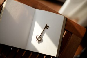 麻耶雄嵩の作風とおすすめ作品9選を紹介！驚きの結末で人気！