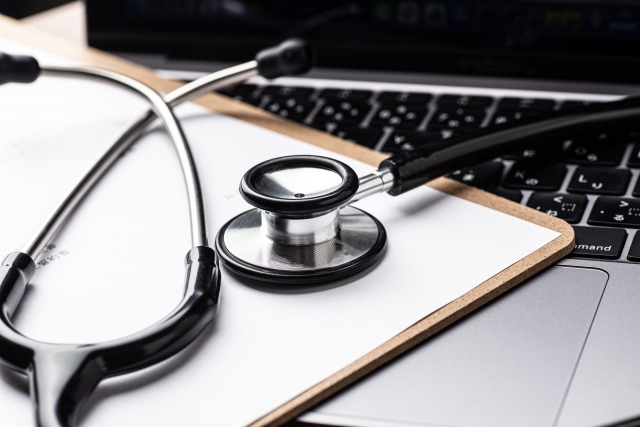 海堂尊とは？経歴と代表作