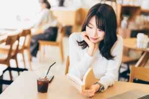 冲方丁のおすすめ作品7選！歴史小説など多彩な分野で人気！