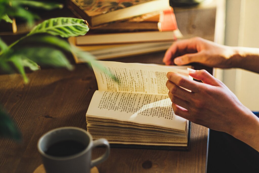読書中にコーヒーを楽しむ際の注意点とマナー