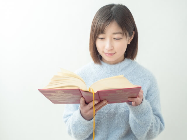 読書をする女性のイメージ