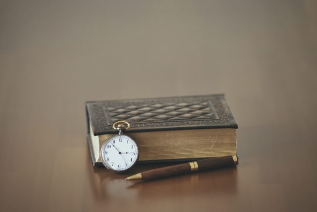 本と時計とペン