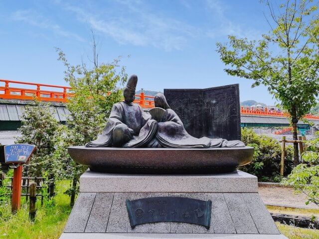 京都 宇治川沿いの源氏物語の像