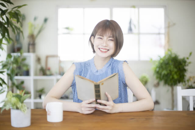 笑顔で読書する女性