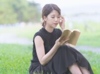 緑地で本を読む女子大生2
