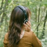 森林の中で音楽を楽しむ女性
