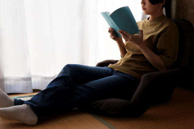 和室で読書をする女性