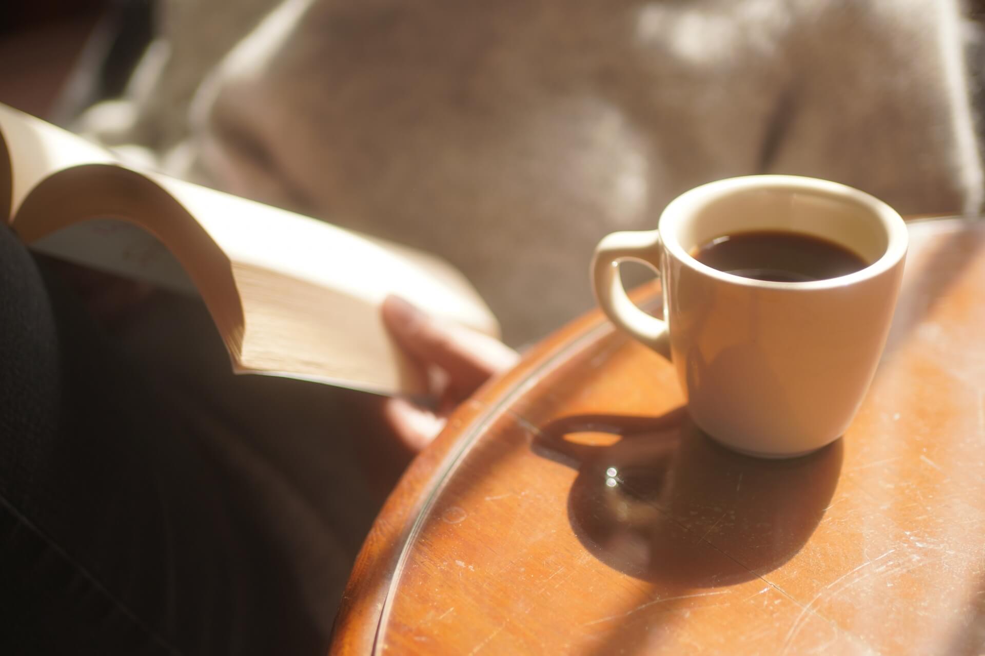 コーヒーと読書する人