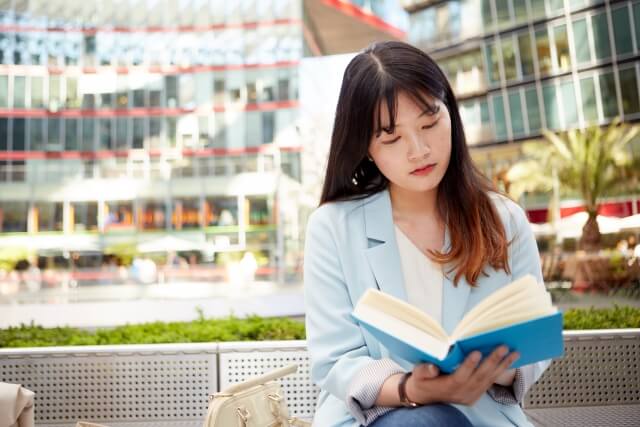 屋外で本を読む日本人女性8