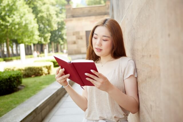 屋外で本を読むアジア人女性7