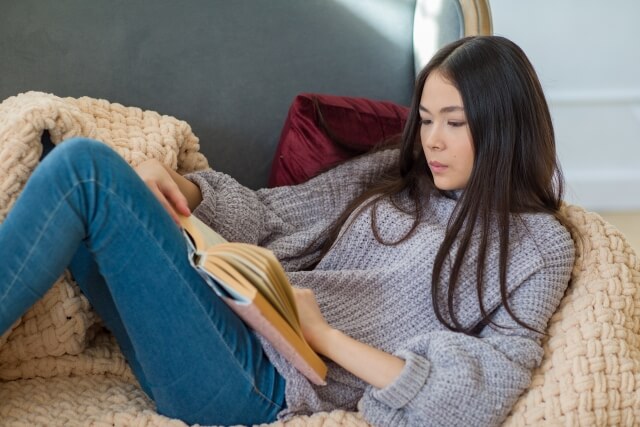 ソファーで本を読む女性4