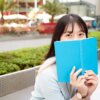 屋外で本を読む日本人女性7