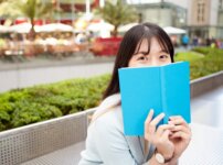 屋外で本を読む日本人女性7