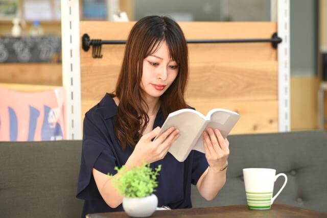 読書をする若い女性