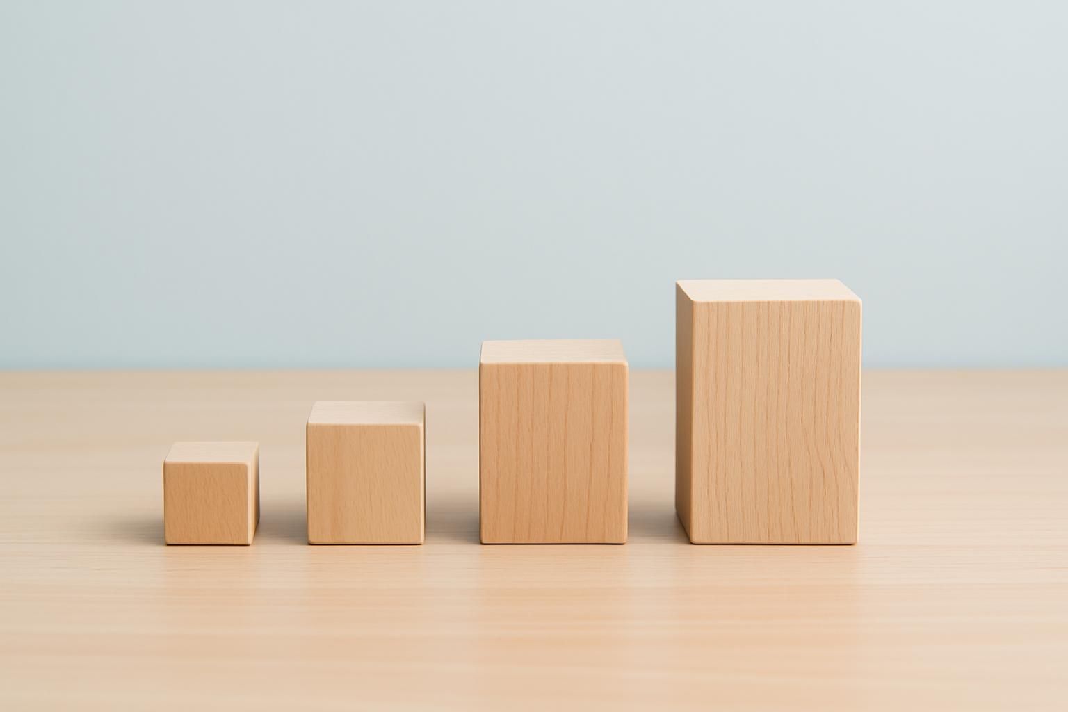 大きさの違う木製ブロックが優先順に並べられた机上