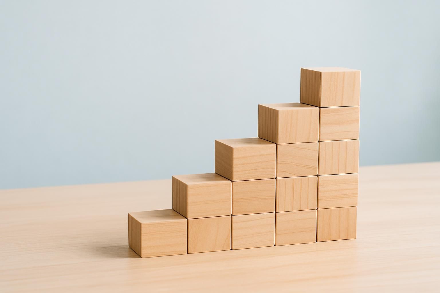 右肩上がりに積まれた木製ブロックの階段